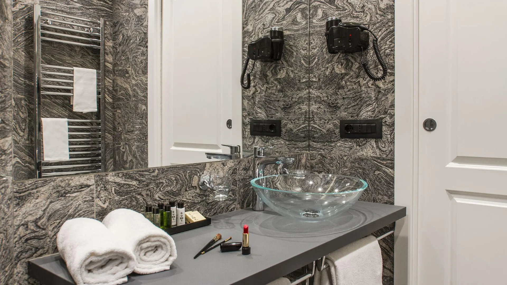 Aiello Rooms - San Babila Milan Guest house
