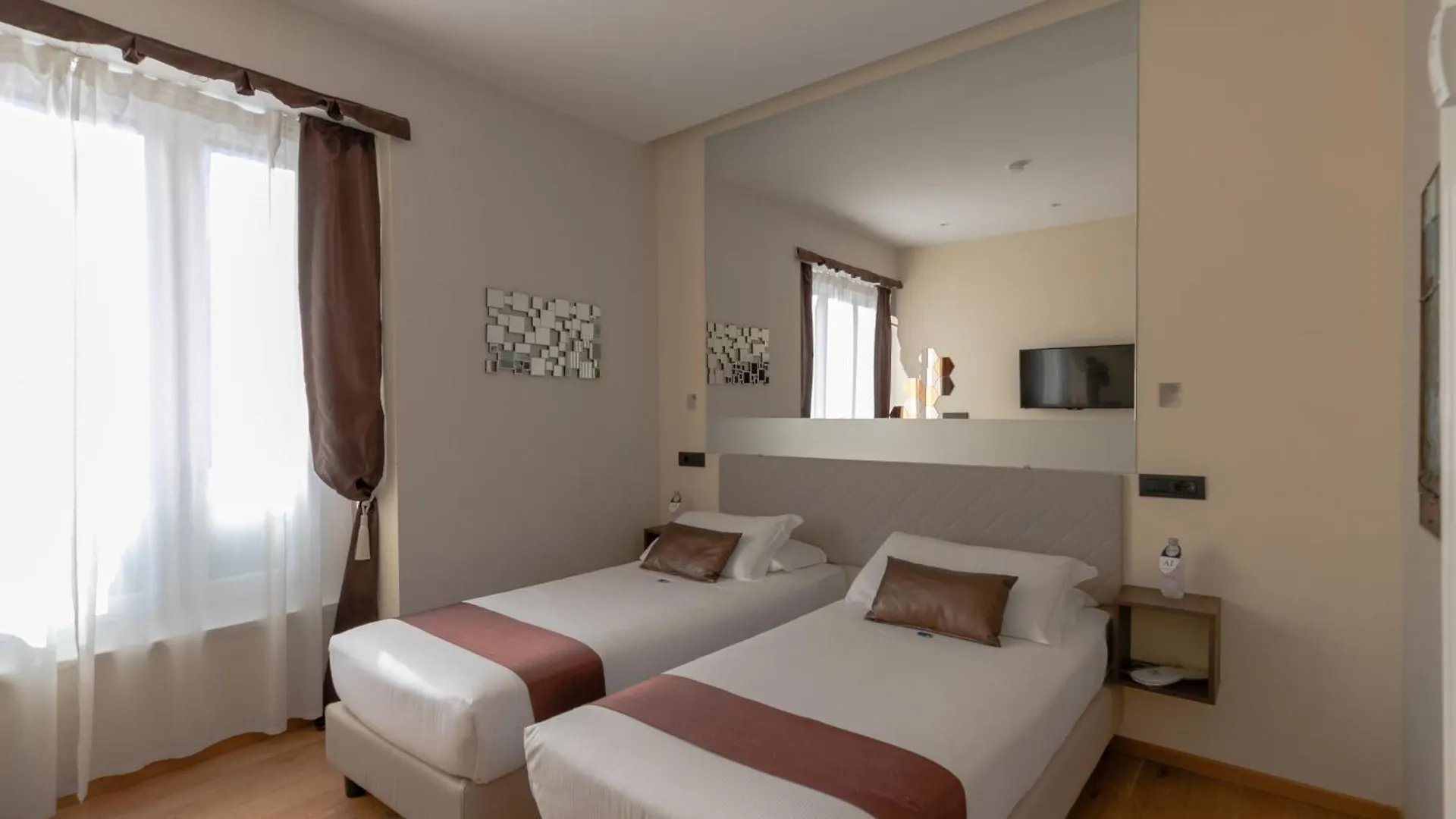 Aiello Rooms - San Babila Milan 2*,
